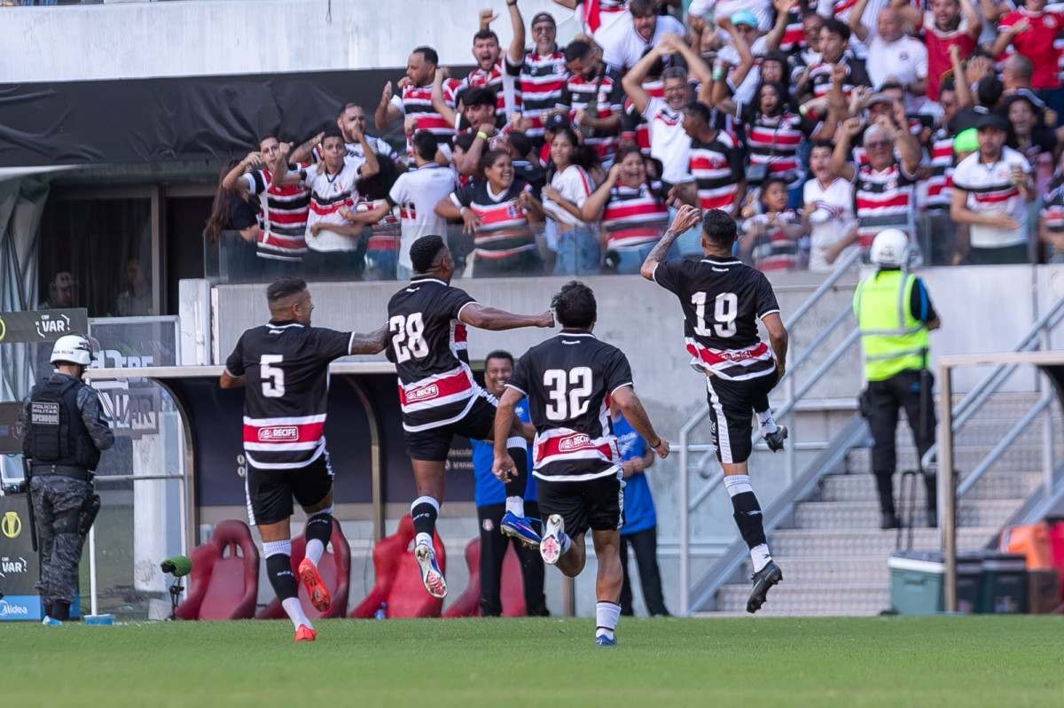 Jogadores do Santa Cruz comemoram gol /Rafael Vieira/DP Foto