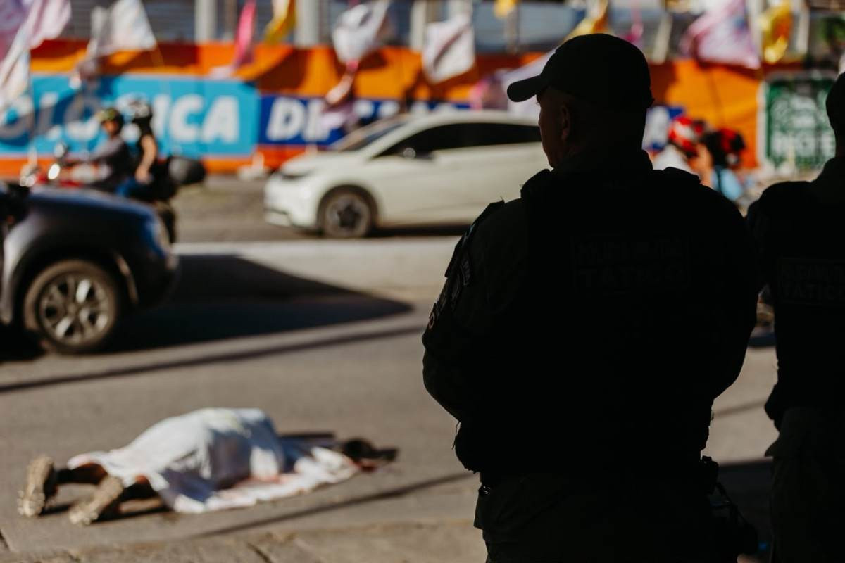 Corpo caiu em uma das faixas da avenida e foi removido no fim da tarde/Karol Rodrigues/ DP Foto