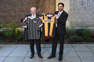 No fim da declara&ccedil;&atilde;o &agrave; imprensa, Lula e Mamdani trocaram camisas de futebol