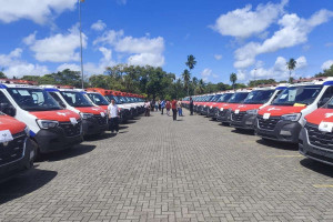 Foram entregues nove ambul&acirc;ncias do SAMU e 31 ambul&acirc;ncias tipo A