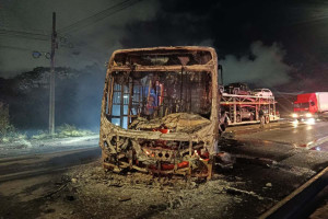 &ocirc;nibus da linha Barro/Prazeres incendiado durante um protesto na BR-101no &uacute;ltimo s&aacute;bado (19)