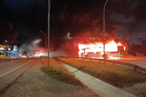 &Ocirc;nibus da linha Barro/Prazeres incendiado na BR-101 no &uacute;ltimo s&aacute;bado (19)