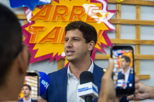 Jo&atilde;o Campos em coletiva ap&oacute;s o debate na TV Guararapes