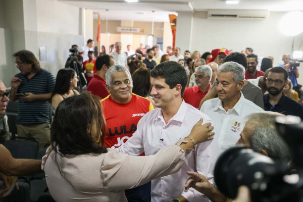 Candidato do PSB ao Governo de Pernambuco, João Campos, em agenda em Petrolina (Foto: Edson Holanda)