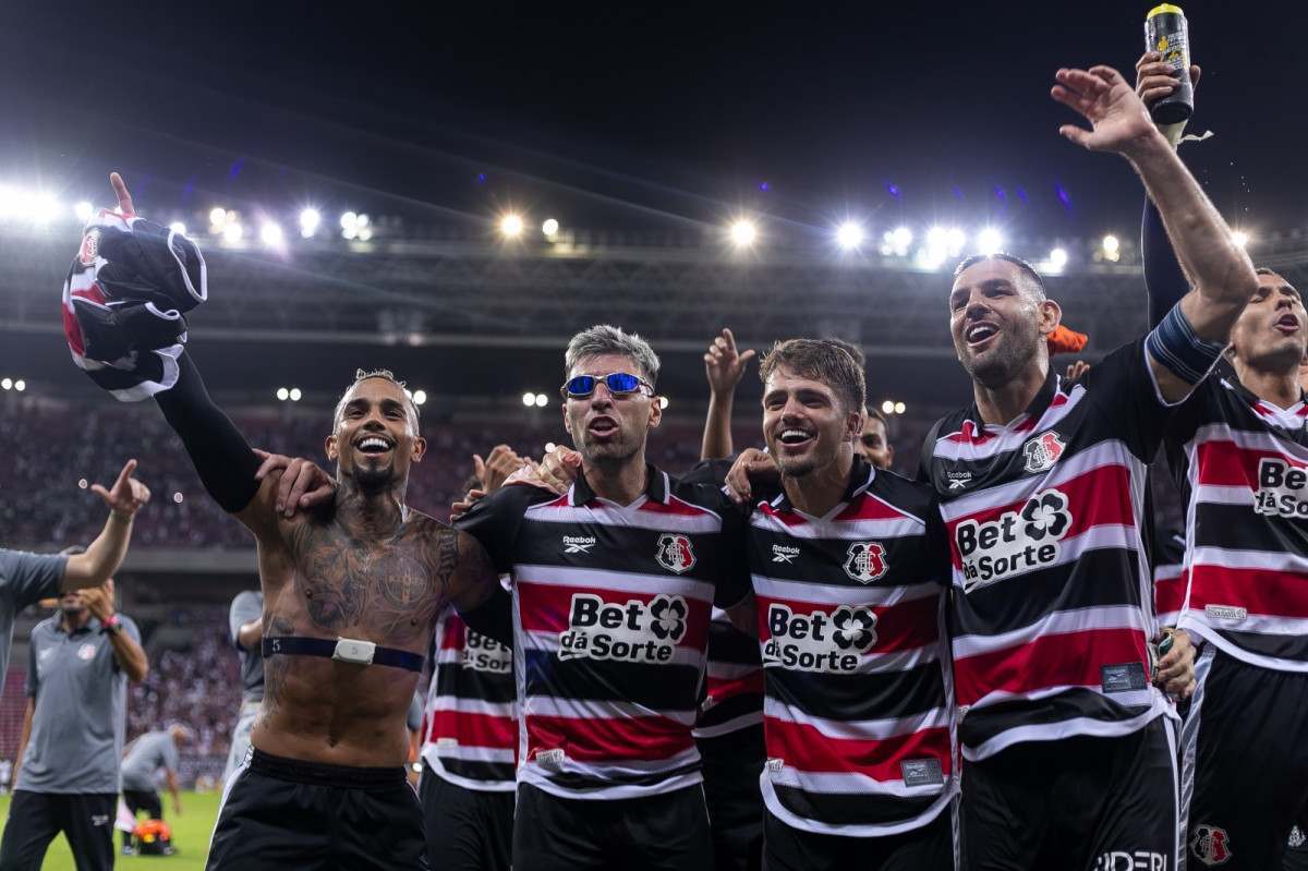 Jogadores do Santa Cruz comemoram vitória na Arena/Rafael Vieira/DP Foto