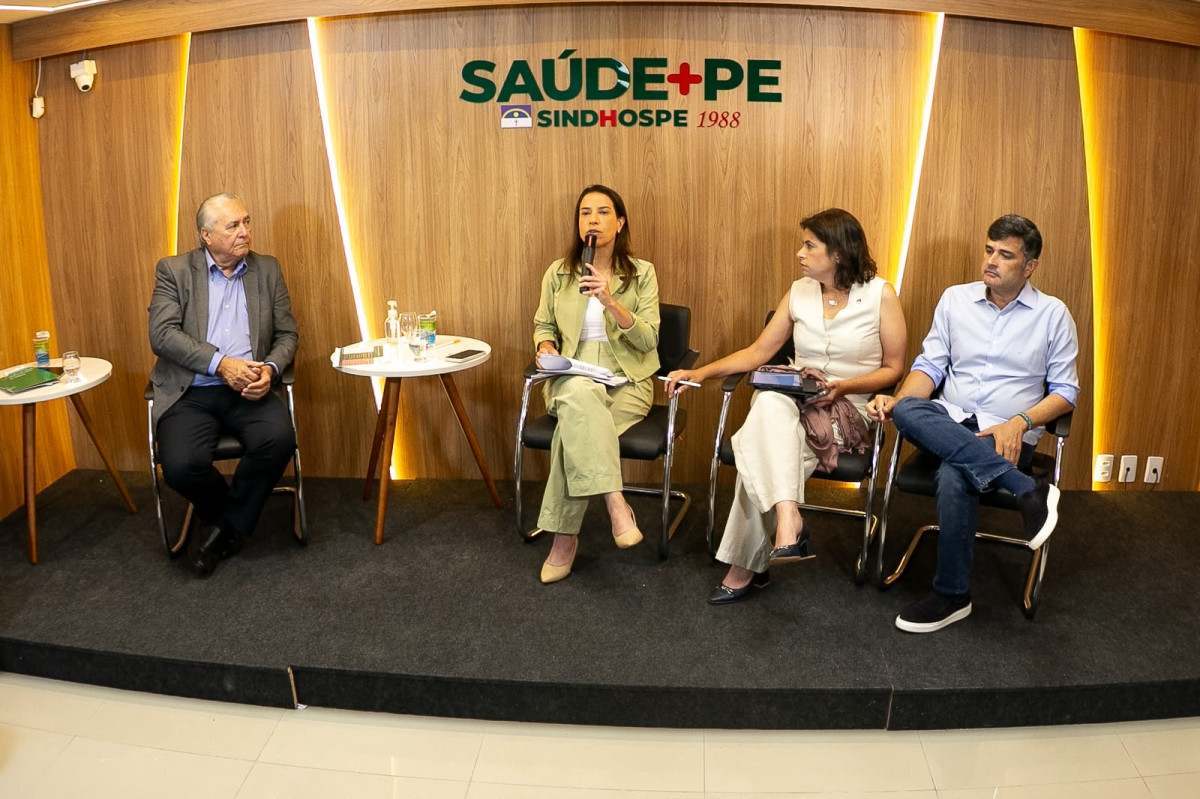 Raquel Lyra participou de sabatina, nesta segunda-feira (21), no Sindhospe (Rafael Vieira/DP Foto)