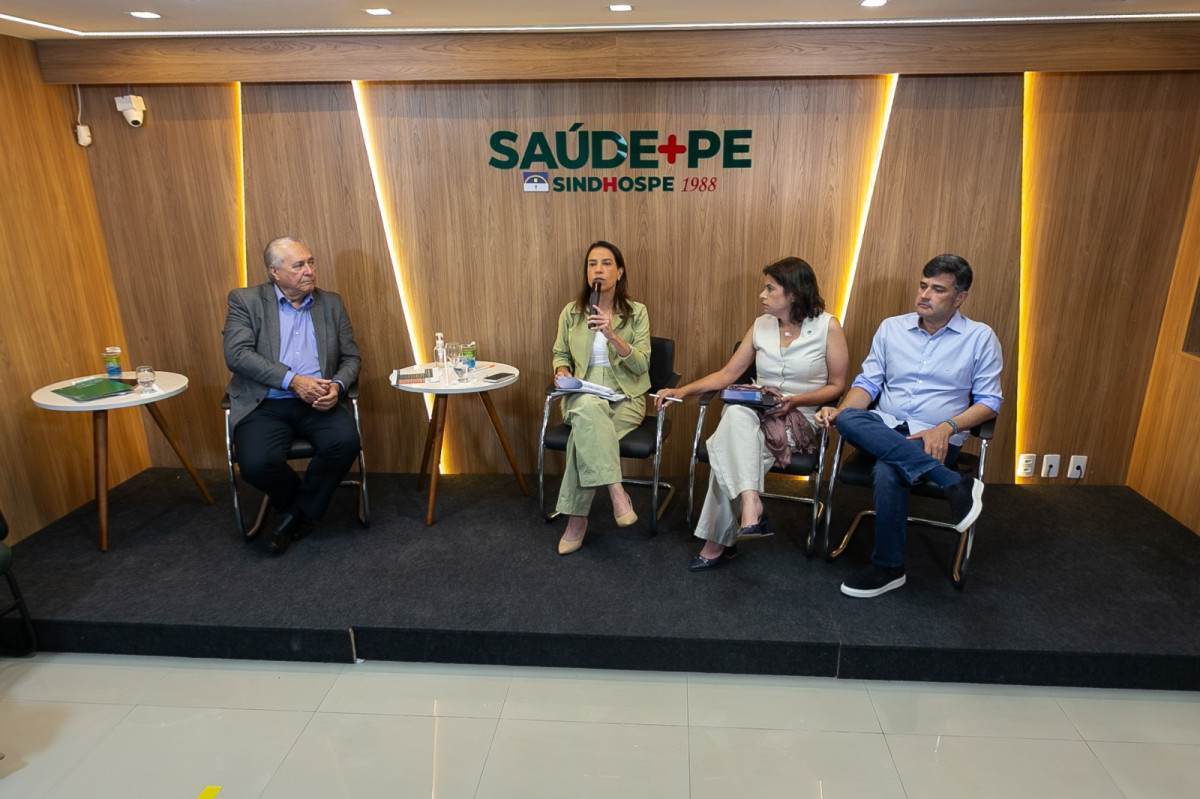 Raquel Lyra participou de sabatina, nesta segunda-feira (21), no Sindhospe (Rafael Vieira/DP Foto)