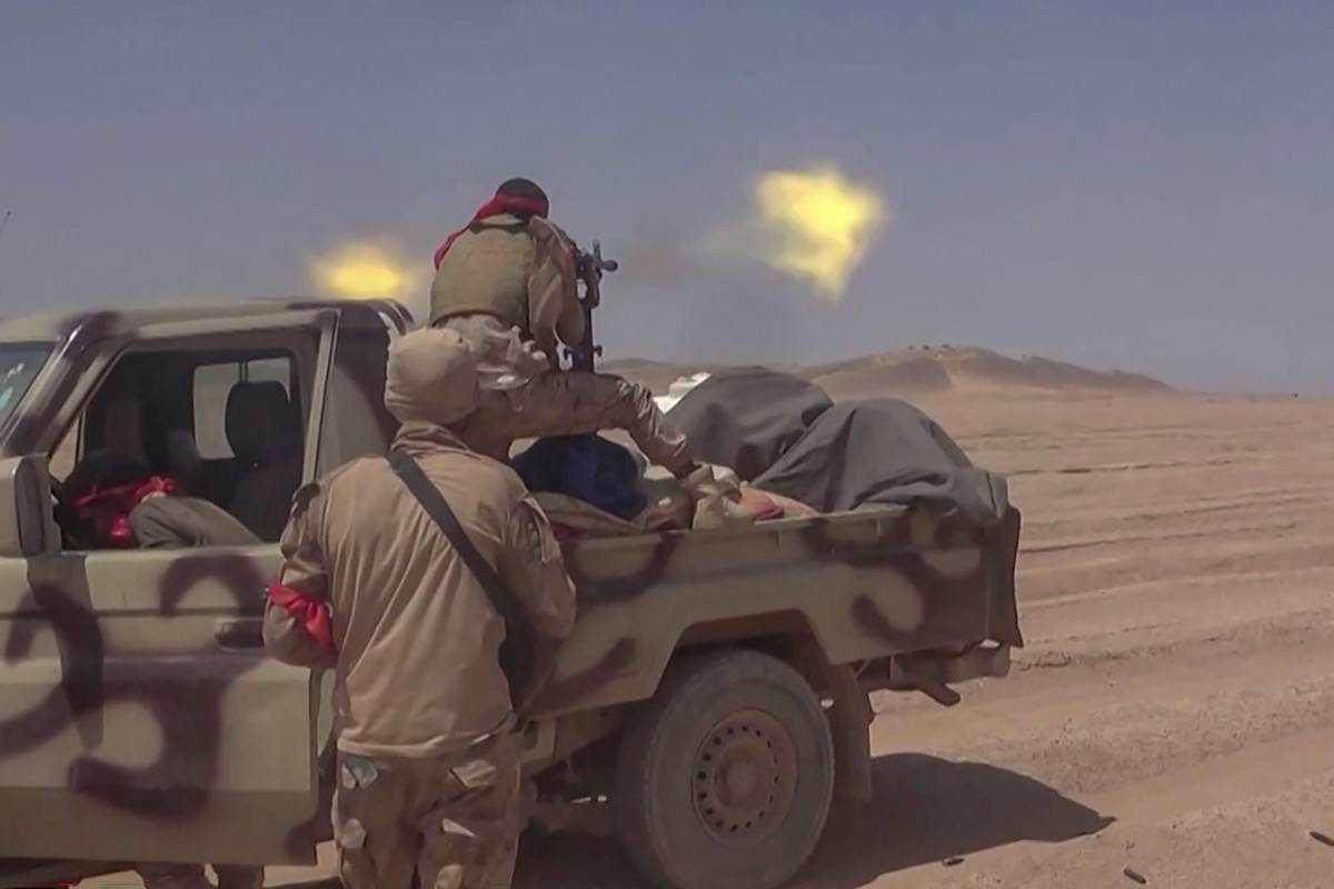 Imagem mostra combatentes ligados ao governo iemenita apoiado pela Arábia Saudita em confronto com forças houthis na província de Al-Jawf/AFPTV/AFP