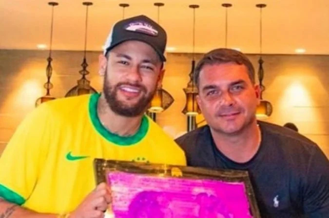 Mensagens apreendidas pela PF mostram que Flávio Bolsonaro e Neymar Santos, pai do jogador Neymar Jr., cobravam a liberação de recursos negociados com Vorcaro/Reprodução/Instagram