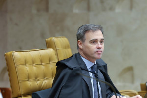Mendon&ccedil;a tamb&eacute;m argumenta que Moraes agiu de forma abusiva ao inclu&iacute;-lo em um inqu&eacute;rito que "se arrasta h&aacute; mais de sete anos" 