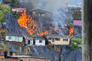 Inc&ecirc;ndio atinge lona pl&aacute;stica em barreira na Zona Norte do Recife