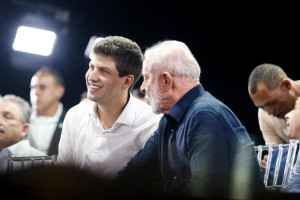 O candidato ao Governo de Pernambuco Jo&atilde;o Campos confirmou a vinda de Lula ao Recife na sexta-feira (25)