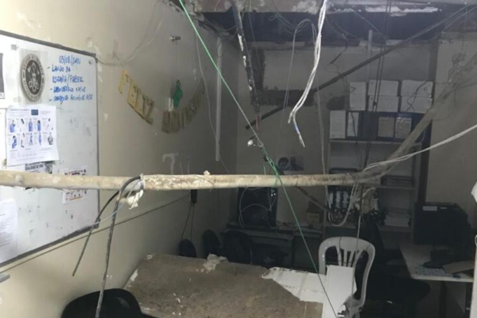 Hospital da Restauração explica que retirada do forro de gesso fazia parte de manutenção programada/Reprodução/Redes Sociais