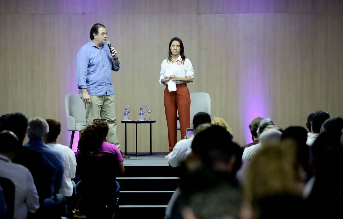 A governadora e candidata à reeleição Raquel Lyra apresentou dados do desempenho econômico de Pernambuco e defendeu que o estado voltou a liderar o crescimento no Nordeste/Foto: Maurício Ferry/DP Foto