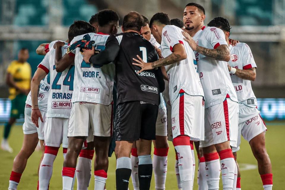 Time do Náutico em partida contra o Cuiabá na Série B/@kelvinhofotos