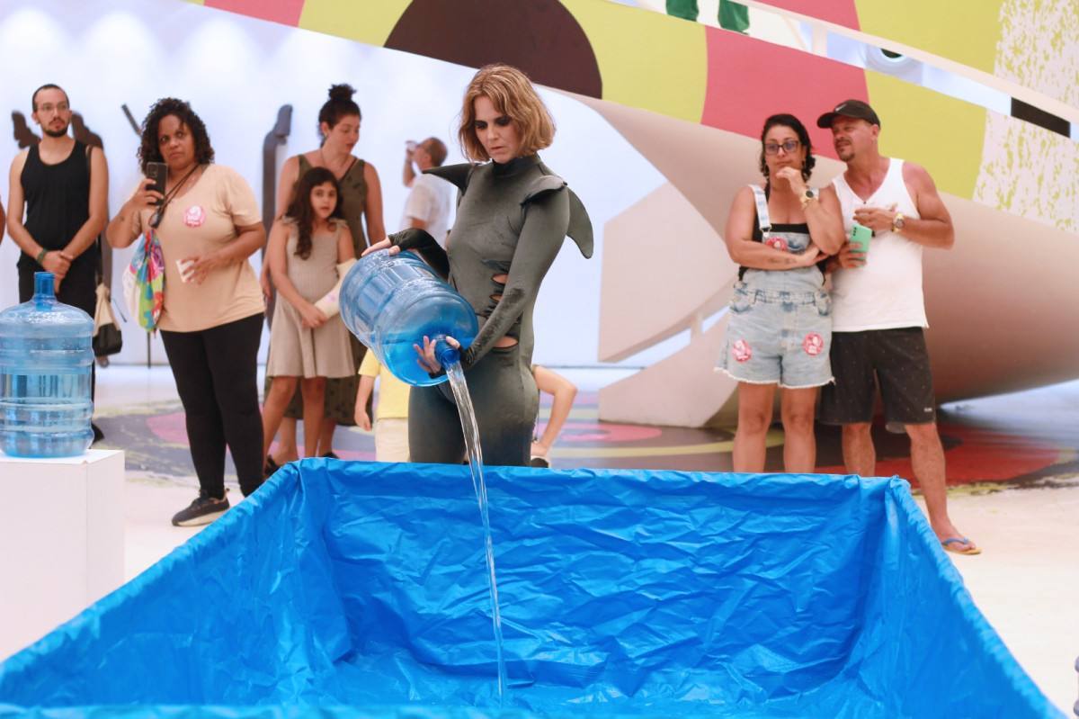 Artista provoca reflexões sobre a relação dos recifenses com a água (Foto: Walton Ribeiro/ Divulgação)