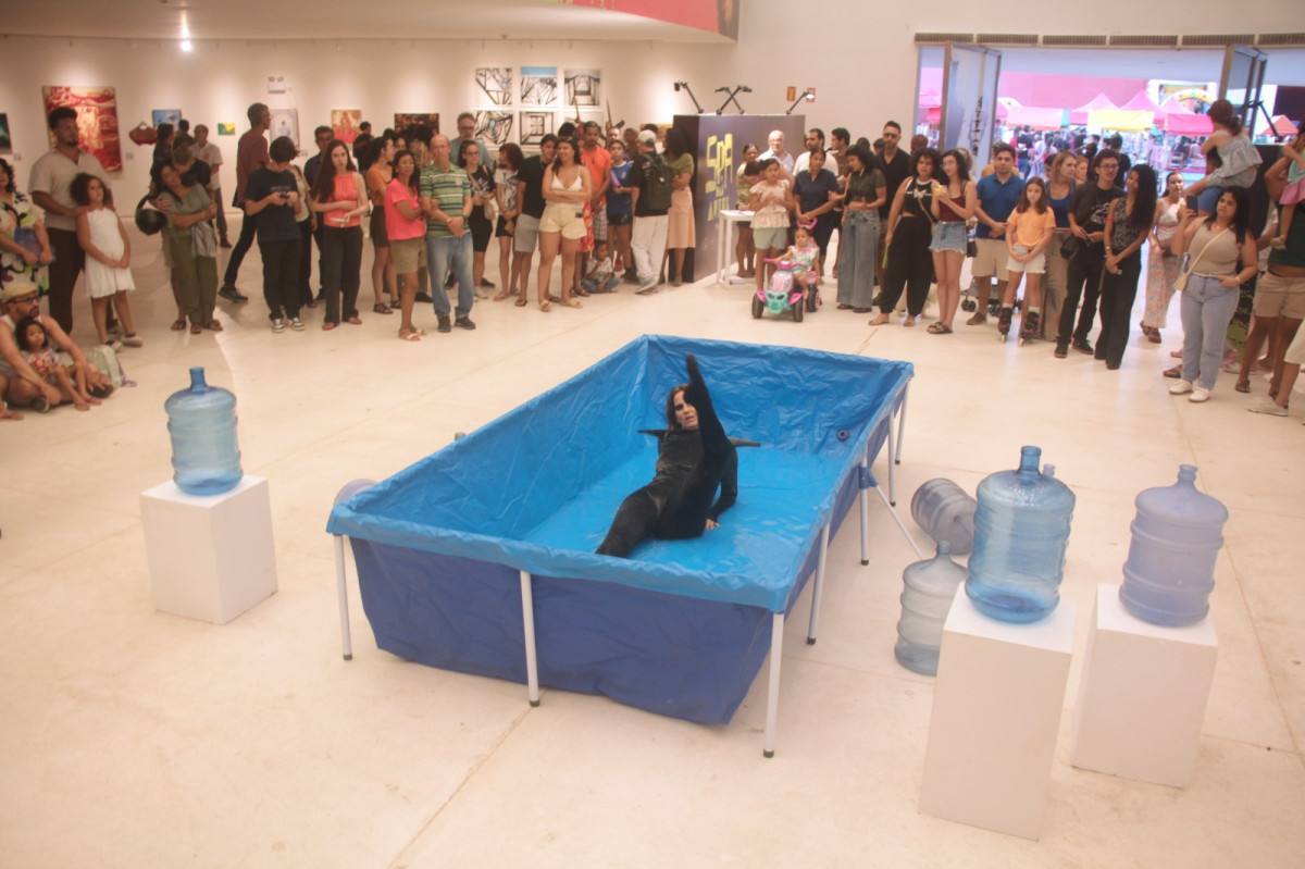 Artista provoca reflexões sobre a relação dos recifenses com a água (Foto: Walton Ribeiro/ Divulgação)