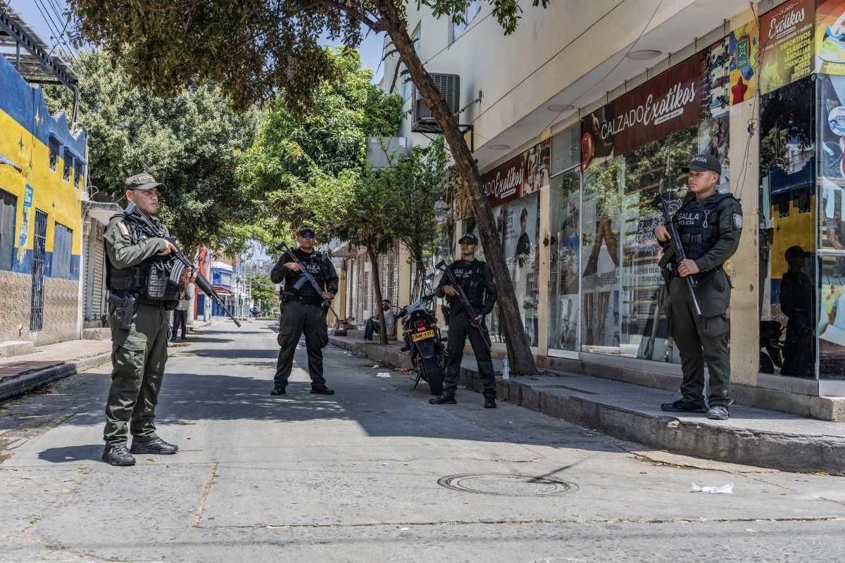 Presidência da Colômbia enviou tropas a Santa Marta após um grupo armado atacr lojas e incendiar veículos/MARCO PERDOMO/AFP