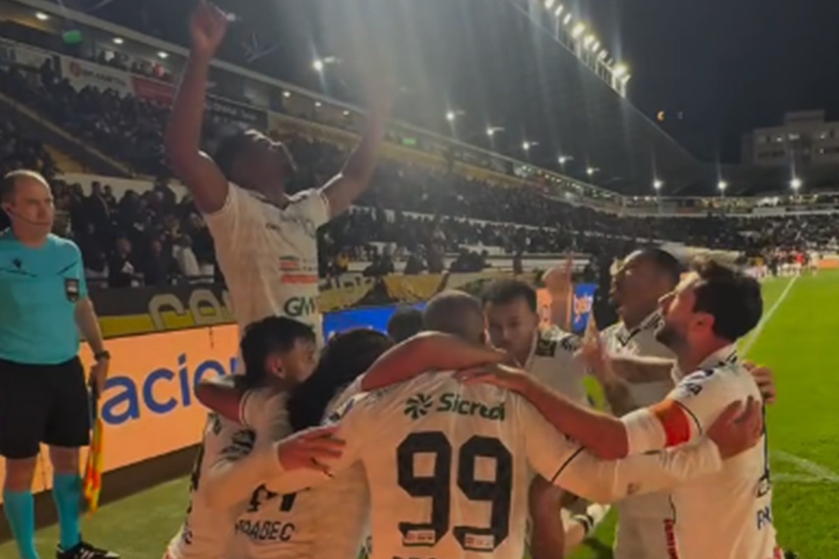 Comemoração dos jogadores do Operário em Criciúma/REPRODUÇÃO/REDE SOCIAL