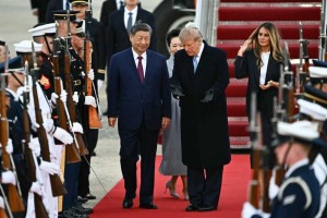Xi Jinping &eacute; recebido com tapete vermelho por Trump em visita aos EUA