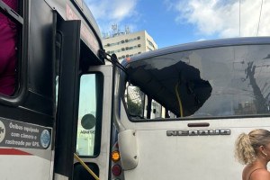 &Ocirc;nibus da linha Conjunto Catamar&atilde; bate em micro-&ocirc;nibus em Piedade