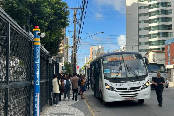 Ônibus colide com micro-ônibus em Piedade