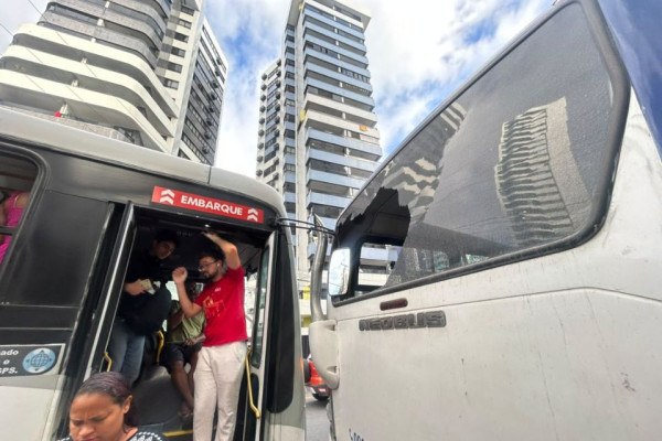 Ônibus colide com micro-ônibus em Piedade