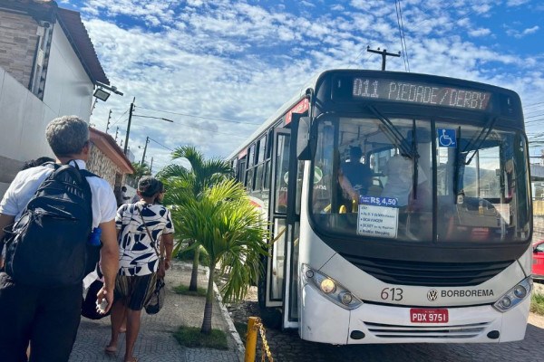 Ônibus da linha Piedade/Derby, no Recife