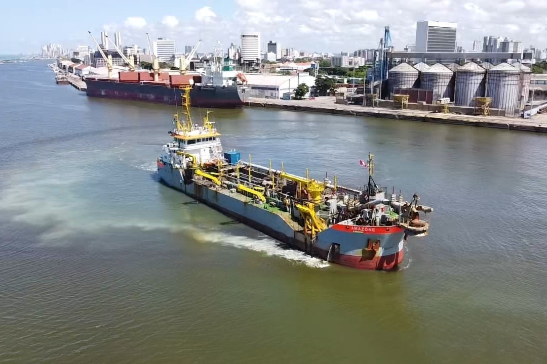 Draga Amazone trabalha na região portuária da capital (Foto: Porto do Recife/ Divulgação)