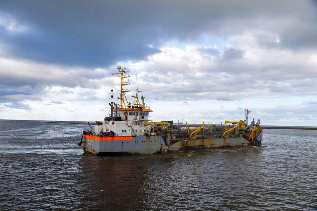 Dragagem no Porto do Recife pode ter deixado água turva em área de naufrágios históricos (Karol Rodrigues/ DP Foto)