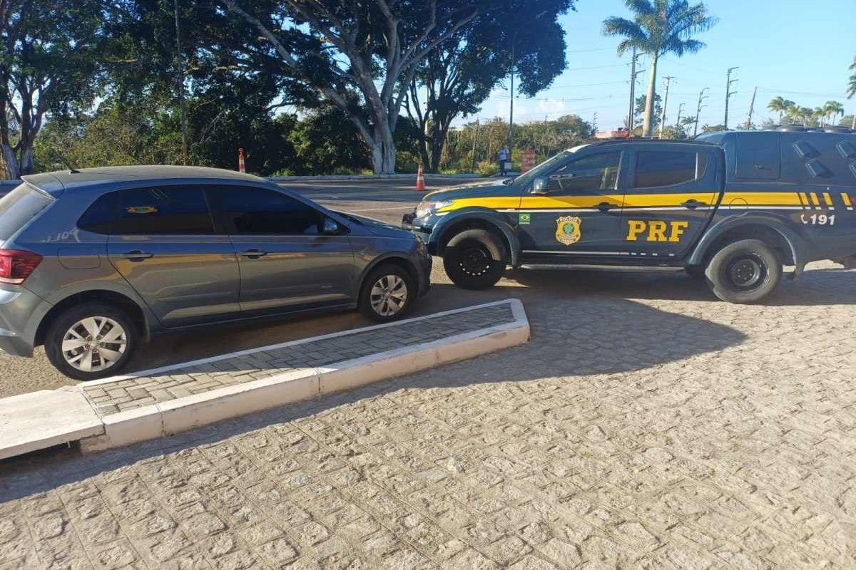 Durante a abordagem ao carro, a equipe realizou uma consulta e descobriu que as placas eram clonadas/Foto: Divulgação/PRF