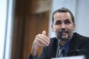 Equipe econ&ocirc;mica aguarda decis&atilde;o do governo federal sobre bets para avaliar impacto, afirma ministro