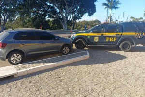 Durante a abordagem ao carro, a equipe realizou uma consulta e descobriu que as placas eram clonadas