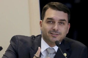 Fl&aacute;vio Bolsonaro viajou acompanhado por familiares e pelo advogado Willer Tomaz, de quem &eacute; amigo