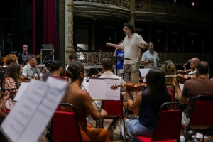 Henrique Albino assume a fun&ccedil;&atilde;o de regente em show de "Afrociberdelia"