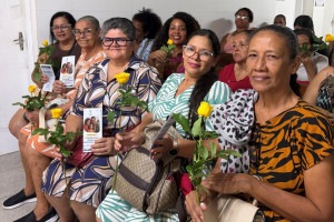 Hospital distribuiu flores e mensagens de apoio para os pacientes