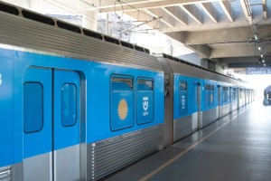 &Aacute;rvore &eacute; retirada da via e metr&ocirc; devem volta a circular a partir de meio-dia