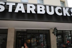 Fachada de uma das lojas da Starbucks
