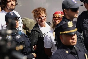 Policiais algemaram Susan Sarandon enquanto Benjamin Netanyahu discursava na ONU