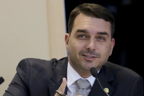 Fl&aacute;vio Bolsonaro viajou acompanhado por familiares e pelo advogado Willer Tomaz, de quem &eacute; amigo