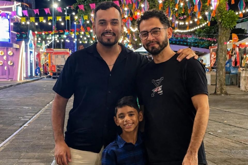 O pequeno Christopher com os pais Mateus e Leonardo /Foto: Cortesia