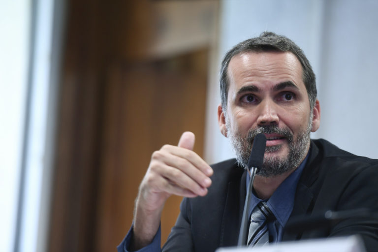 Moretti afirmou que não pode incorporar medidas que não estão assinadas aos cálculos do relatório, apenas as legislações vigentes/ Edilson Rodrigues/Agência Senado
