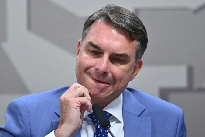 Segundo a Piauí, Flávio, o senador, a espossa e as duas filhas viajaram em janeiro de 2025 em um Legacy 650, de prefixo PP-NLR. O voo teria partido de Fort Lauderdale, nos Estados Unidos, com destino a Brasília/Agência Senado