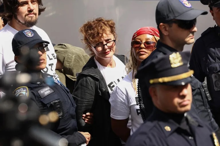 Policiais algemaram Susan Sarandon enquanto Benjamin Netanyahu discursava na ONU/Charly Triballeau/AFP