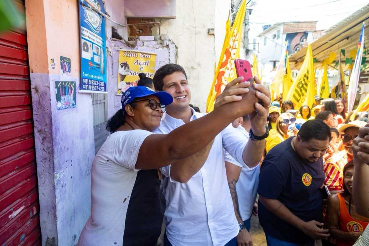João Campos realiza porta a porta na Comunidade Entra Apulso (Karol Rodrigues/ DP Foto)