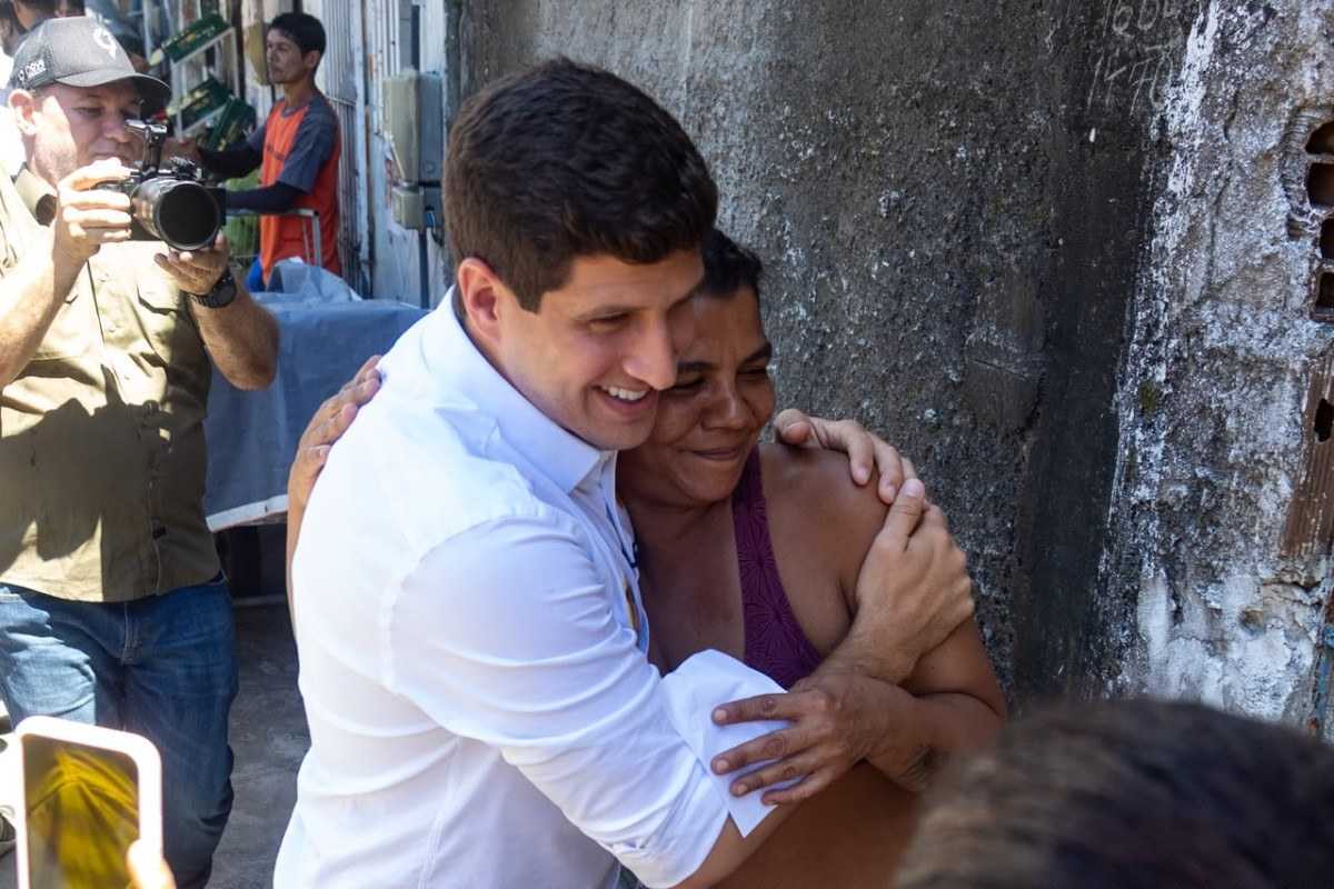 João Campos realiza porta a porta na Comunidade Entra Apulso (Karol Rodrigues/ DP Foto)