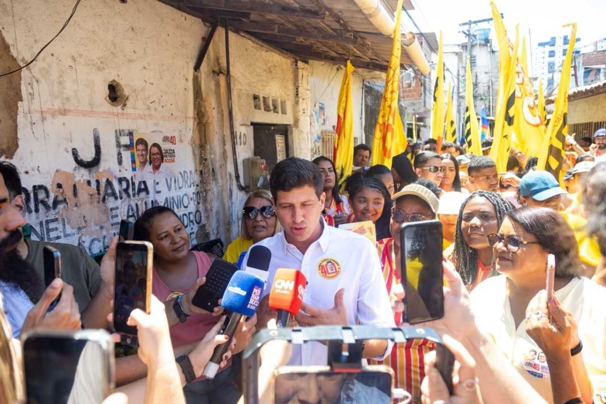 Durante a atividade, o candidato do PSB falou com jornalistas (Karol Rodrigues/ DP Foto)