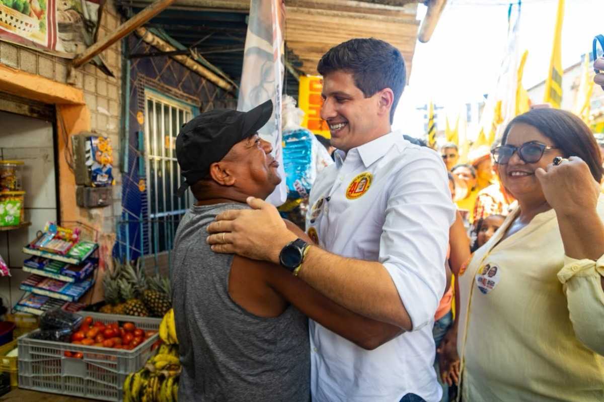 João Campos realiza porta a porta na Comunidade Entra Apulso (Karol Rodrigues/ DP Foto)