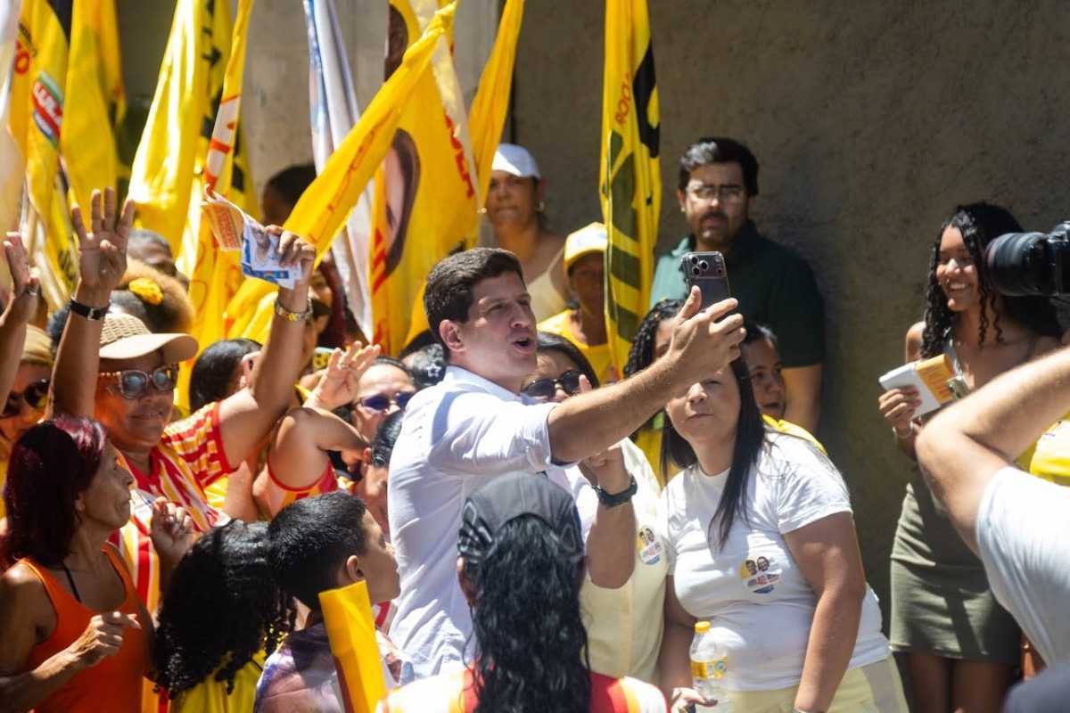 João Campos realiza porta a porta na Comunidade Entra Apulso (Karol Rodrigues/ DP Foto)