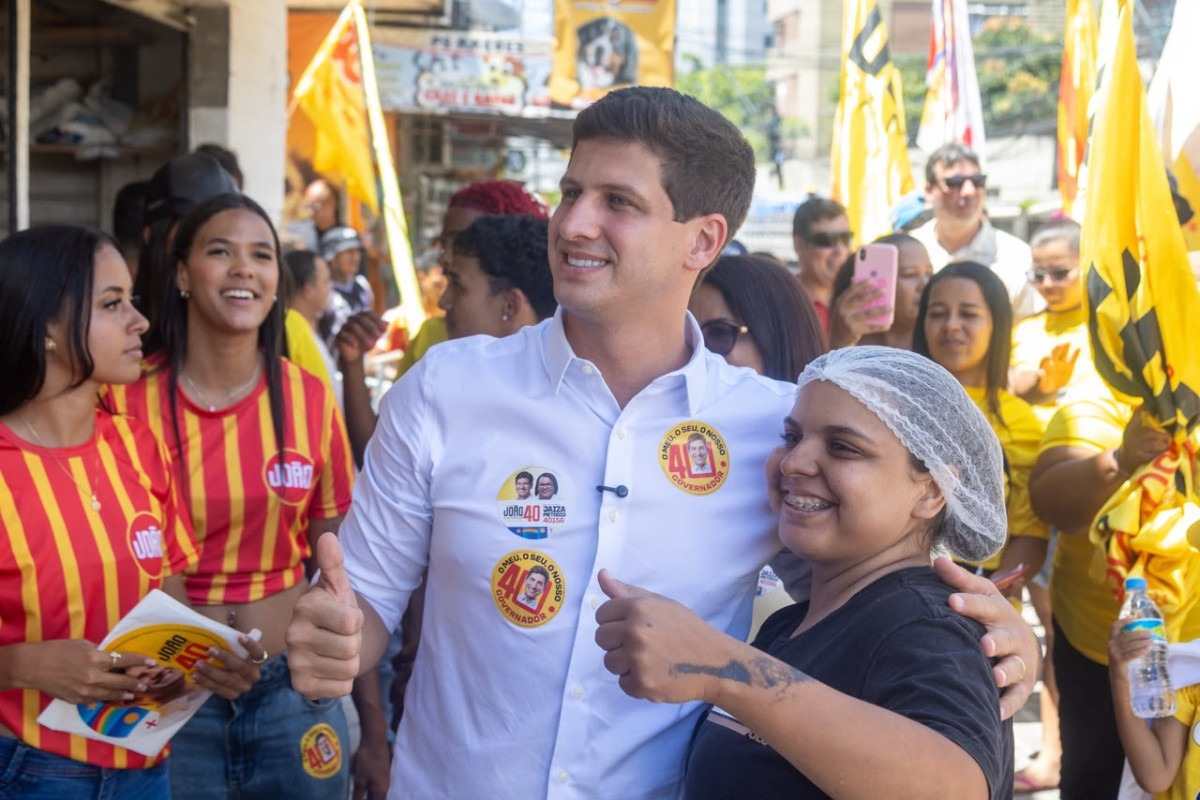 João Campos realiza porta a porta na Comunidade Entra Apulso (Karol Rodrigues/ DP Foto)